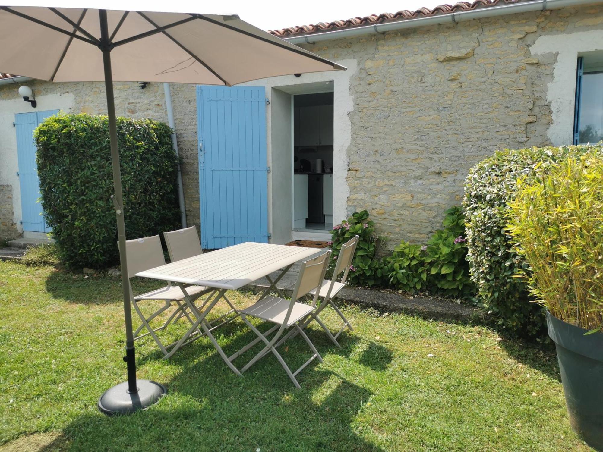 L'Enclos Bleu, Gite - Marais Poitevin Avec Piscine Chauffee Chaille-Les-Marais Exteriér fotografie